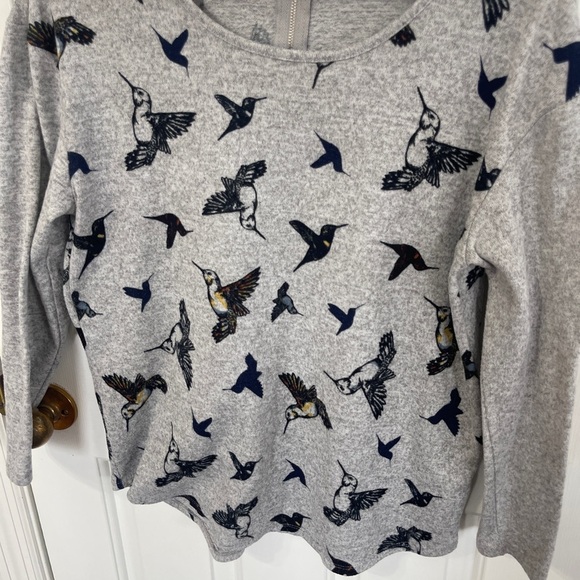 Absolutely Famous Med Gray Blue Hummingbird Print Thin Sweater Grandmacore - Picture 2 of 8